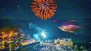 Jahreswechsel 2024/25 in Heiligenberg. Während der Bodensee im Nebel versunken ist, leuchtet das Feuerwerk über dem Schloss.