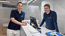 Florian Sattler (rechts) und Marcus Schwandt führen seit 2020 eine Familienpraxis in Kluftern, in der auch vier angestellte Ärztinnen ...