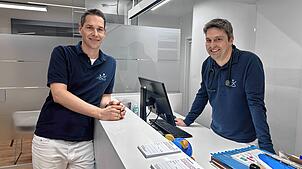 Florian Sattler (rechts) und Marcus Schwandt führen seit 2020 eine Familienpraxis in Kluftern, in der auch vier angestellte Ärztinnen ...