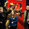 Auch Indiana Jones hat in der Sonderausstellung zum Thema Grabraub im Franziskanermuseum seinen Platz – präsentiert von Museumsleiterin ...