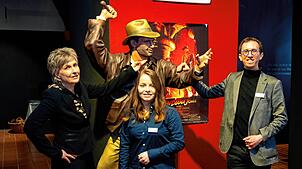 Auch Indiana Jones hat in der Sonderausstellung zum Thema Grabraub im Franziskanermuseum seinen Platz – präsentiert von Museumsleiterin ...