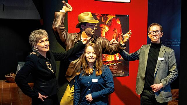 Auch Indiana Jones hat in der Sonderausstellung zum Thema Grabraub im Franziskanermuseum seinen Platz – präsentiert von Museumsleiterin ...