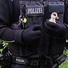 Ein Polizist hält ein Gänseküken in der Hand. Einen ähnlichen Fall – mit Happy End – gab es vor einigen Tagen in Grenzach, als eine ...