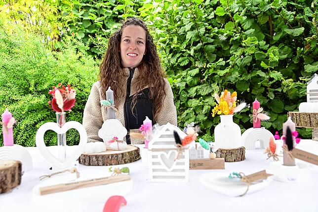 An en Marktständen gab es allerlei Handgemachtes. Alicia Gronau präsentierte Deko aus Raysin.
