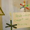 Solche Schilder hingen vor Weihnachten vermehrt in Konstanzer Kindertagesstätten. Aus Gründen akuten Personalmangels mussten Gruppen ...
