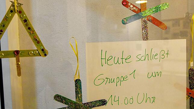 Solche Schilder hingen vor Weihnachten vermehrt in Konstanzer Kindertagesstätten. Aus Gründen akuten Personalmangels mussten Gruppen ...