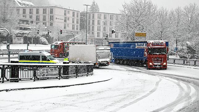 Die Einzweigung der B500 in die B34 in Waldshut: Hier wurde ein Lastwagen vom Schnee überrascht und blieb in der Steigung stecken. Ein ...