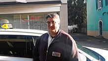 Taxiunternehmen wie das von Gerald Vogt (auf dem Bild) haben mit immer höheren Kosten zu kämpfen &ndash; und würde gern auf die Kunden ...