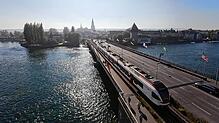 Auch im Seehas, hier ein Zug auf der Konstanzer Rheinbrücke, gilt das 49-Euro-Ticket.