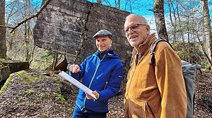 Gunar Seitz (links) und Bernd Caesar vom Arbeitskreis Heimatgeschichte Kluftern vor gesprengten Resten des einstigen „Vorwerks ...
