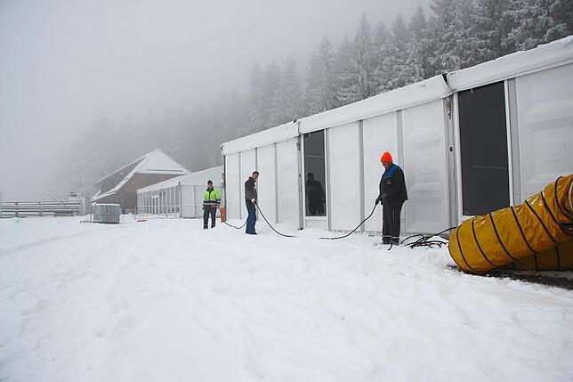 Die Arbeiten im Skistadion Wittenbachtal sind ebenfalls in vollem Gange. Vielerorts müssen auch Stromanschlüsse installiert werden.