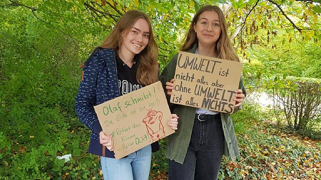 Für den SÜDKURIER schildern Victoria Keller (links) und Rosa Riesterer ihre Erfahrungen bei der Klima-Aktionswoche.