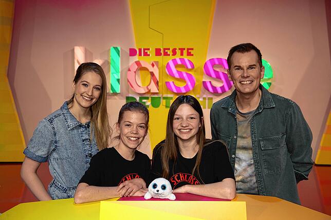 Kim (von links), die die Experimente bei der Kika-Sendung durchführt, mit den beiden Erste-Reihe-Kindern Emma und Lily vom Schloss ...