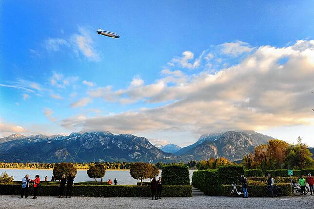 Auch in Füssen war der Zeppelin schon unterwegs: Hier nahe des Festspielhauses bei der Premiere des Zeppelin-Musicals von Ralph Siegel ...