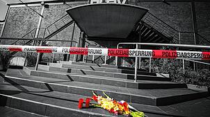 (Archivbild) Am Tag nach den Schüssen vor und in der Diskothek „Grey“ im Konstanzer Industriegebiet: Die Polizei hat den Tatort zu ...