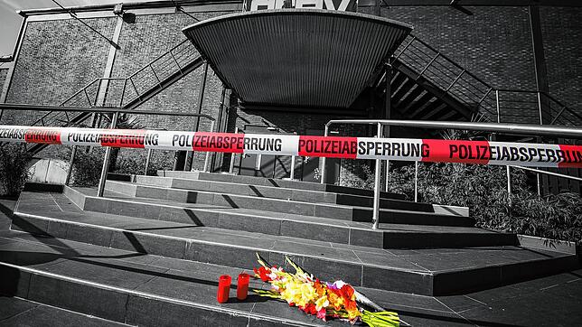 (Archivbild) Am Tag nach den Schüssen vor und in der Diskothek Grey im Konstanzer Industriegebiet: Die Polizei hat den Tatort zu ...