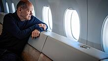 Bundeskanzler Olaf Scholz blickt aus dem Airbus A350 der Luftwaffe auf dem Rückweg von Tokio zum militärischen Teil des BER-Flughafens ...
