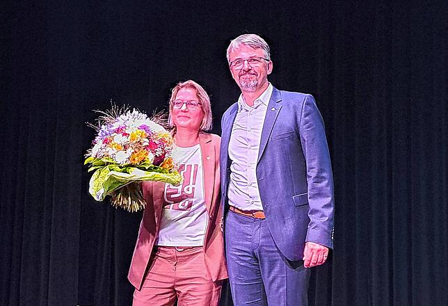 Das Bild des Abends: OB-Wahlsieger Martin Gruner mit Ehefrau Iris Dörffeldt auf der Bühne in der Waldshuter Stadthalle.