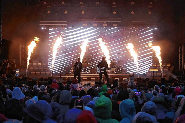 Bild 18: Wincent Weiss singt vor 4500 Besuchern im Regen
