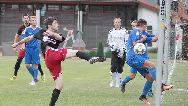 Fabian Ott (links) war der treffsicherste Spieler der Kreisliga A 2 in der Saison 2016/17. Der Angreifer vom SV Öfingen wurde mit 28 ...