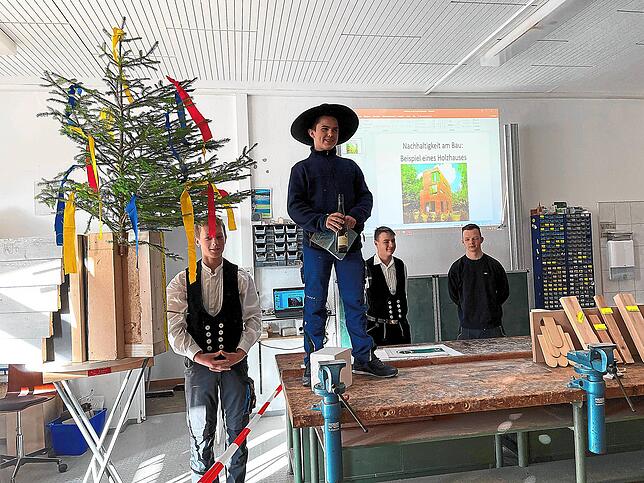 Das Projekt-Thema Nachhaltigkeit am Bau präsentieren die Schüler Alexander Dorer, Max Eckstein, Robin Schneider und Daniel Schwer.