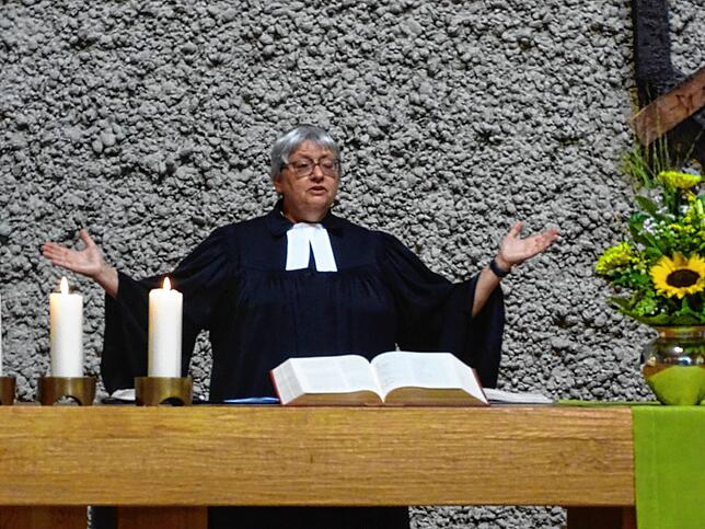Dekanin Christiane Vogel beim Festgottesdienst in der evangelischen Versöhnungskirche.