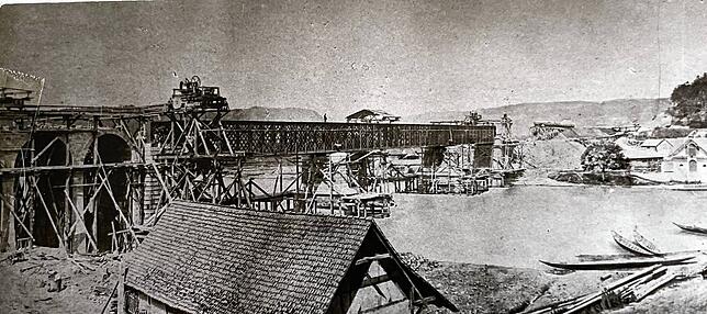 Den Bauzustand kurz vor Fertigstellung der Brücke zeigt dieses 164 Jahre alte Foto von Juli oder August 1859. Der eiserne Überbau ist ...