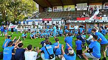 Party im Elzstadion: Der VfB Waldshut feiert mit seinen Fans den Aufstieg in die Landesliga.