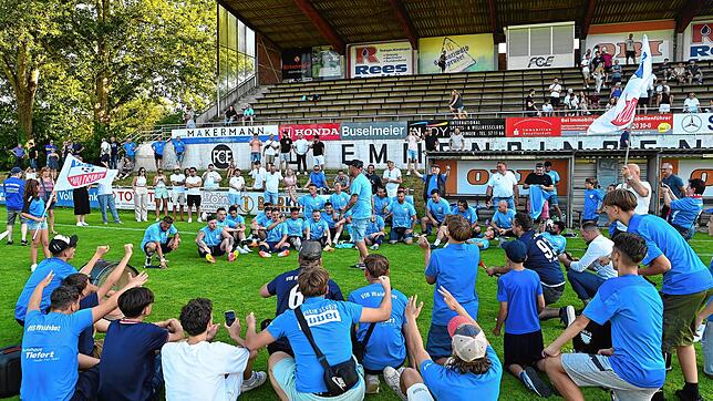 Party im Elzstadion: Der VfB Waldshut feiert mit seinen Fans den Aufstieg in die Landesliga.