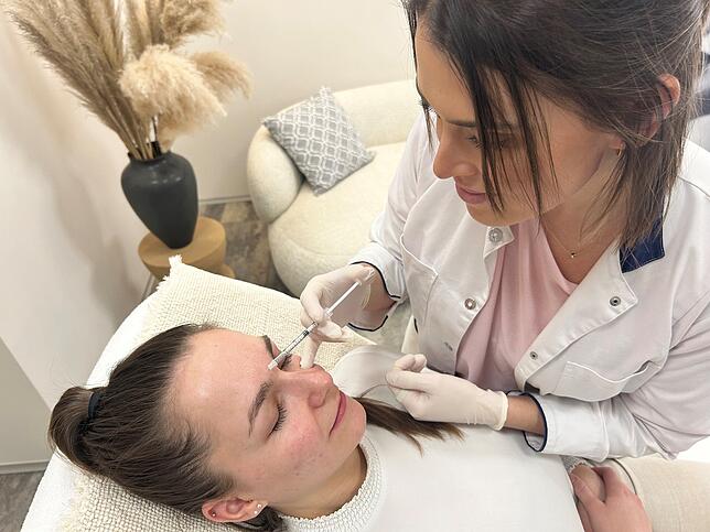 Mona Suroglu zeigt, wie sie normalerweise Botox spritzt. Hier allerdings nur fürs Foto an Mitarbeiterin Linda Dold.