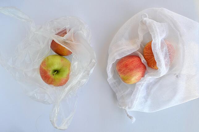 Plastik vs. Stoff: Die Alternative zur Plastiktüte ist ein mitgebrachte Stoffbeutel.