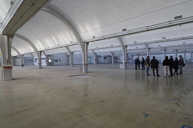 Die Personengruppe in der Halle an der Konstanzer Bücklestraße macht deutlich: Wo einst im Blaumann geschafft wurde, ist jetzt viel Raum ...