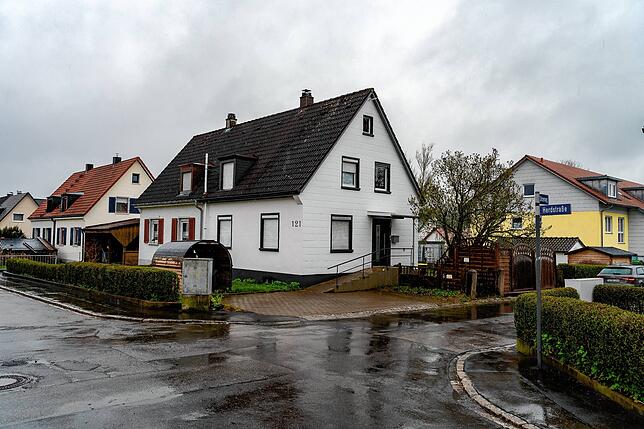 Vom Brandschaden war am Freitag nur wenig zu erkennen. Betroffen war der rechte Teil dies Doppelhauses in der Herdstraße.