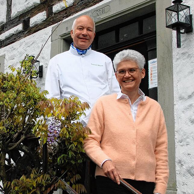 Richteten ein Dankschreiben an ihre treuen Gäste: Johannes und Anne Wuhrer vom Restaurant Falconera in Schienen.