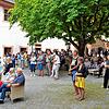 Etliche hundert Personen besichtigen beim &bdquo;Tag der offenen Tür&ldquo; auf Schloss Hohenfels die Säle, Räumlichkeiten und Baustellen.