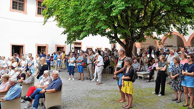 Etliche hundert Personen besichtigen beim &bdquo;Tag der offenen Tür&ldquo; auf Schloss Hohenfels die Säle, Räumlichkeiten und Baustellen.