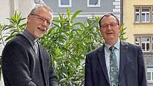 Die Pfarrer Thomas Mitzkus (links) und Marcus Maria Gut beim Gespräch im Pfarrhaus St. Gebhard in Petershausen.