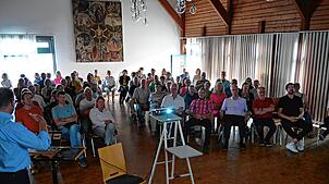 Rund 80 Personen informieren sich über das geplante Gemeinschaftszentrum Pater-Jordan-Haus. Am Rednerpult steht Dieter Hauser, der mit ...