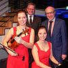 Katrin (links) und Hanna Friedrich, die beiden Preisträgerinnen der Volksbank Hochrhein-Stiftung. Dahinter Klaus-Dieter Ritz (links), ...