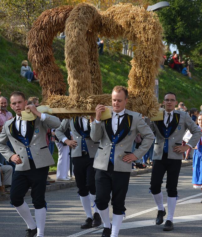 Die Erntekrone wird jedes Jahr von der Landjugendgruppe neu geflochten, welche das Kreiserntedankfest ausrichtet. Sie wird im November ...