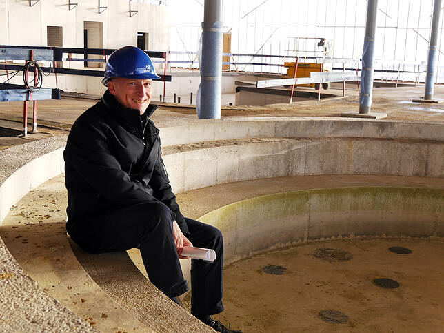 Robert Grammelspacher, Geschäftsführer der Konstanzer Bädergesellschaft, sitzt im künftigen Whirlpool, dahinter ist der ...