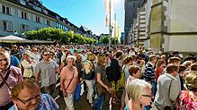 Das wird es in diesem Jahr nicht geben: Menschenmassen drängen sich am Hausherrenmontag nach der Mooser Wasserprozession an das Münster. ...