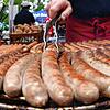 Jeder kennt sie, jeder liebt sie. Die Bratwurst auf den Sportplätzen.