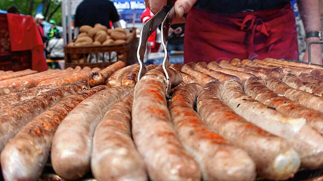 Jeder kennt sie, jeder liebt sie. Die Bratwurst auf den Sportplätzen.