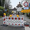 Hier steht eindeutig gesperrt. Das Fahrzeug unten hat das Verbot ignoriert und fährt entgegen der Einbahnstraße.