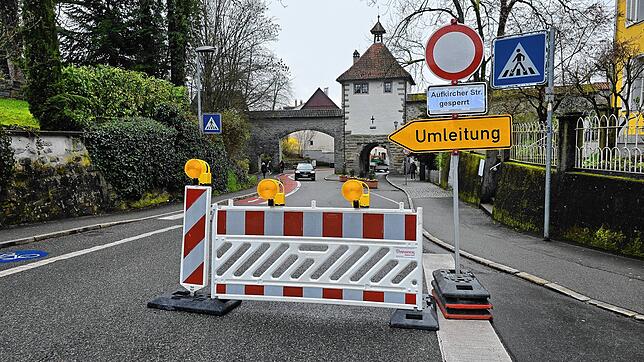 Hier steht eindeutig gesperrt. Das Fahrzeug unten hat das Verbot ignoriert und fährt entgegen der Einbahnstraße.