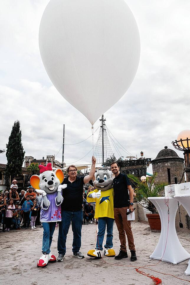 Die beiden Maskottchen Edda und Ed mit Fotograf Achim Mende (links) und Moderator Philipp Kaiser sowie dem Wetterballon. Bei der ...