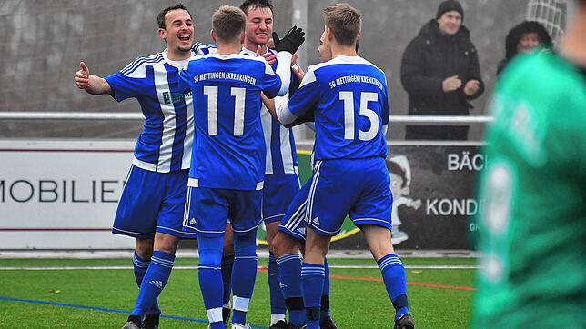Die SG Mettingen/Krenkingen setzte sich im Spitzenspiel der Bezirksliga Hochrhein gegen den Tabellenführer FC Zell mit 3:2 durch. Zwei ...