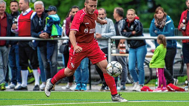 Nur einen Punkt: Tim Schmid &ndash; hier ein Archivbild &ndash; und der FC Bergalingen mussten sich mit einem 1:1 gegen den SV ...