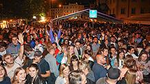 Hochstimmung beim Konstanzer Weinfest auf dem Stephansplatz. Ab sofort ist jedes Wochenende Freiluft-Party geboten.